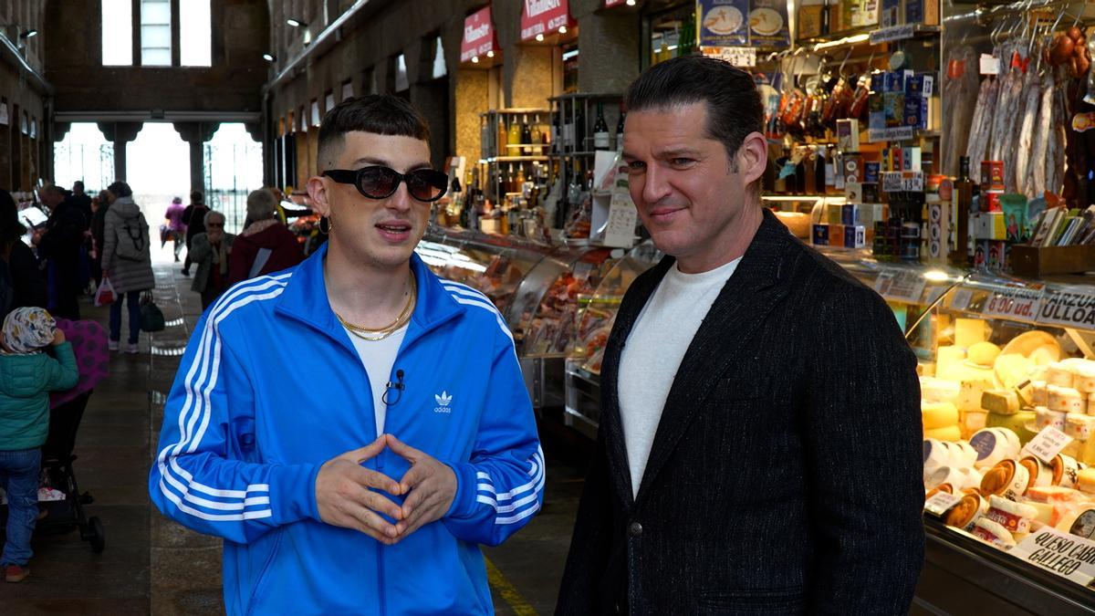 Ortiga e Manu Tenorio, no mercado de abastos de Santiago.