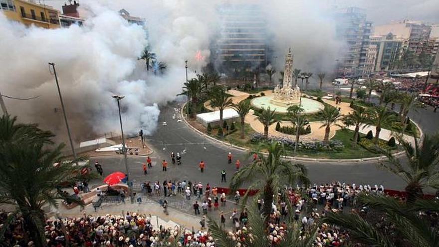 Una vista general de Luceros durante una de las mascletàs de las Hogueras de 2009.