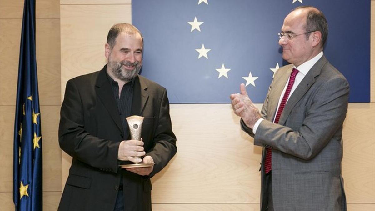 Oliveras (izquierda) recibe el premio de manos de Jaume Duch, portavoz del Parlamento Europeo, este viernes en Barcelona.