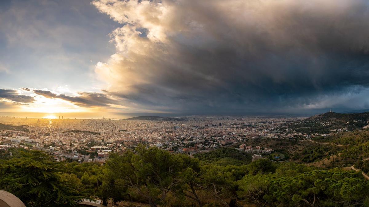 Cielo con lluvia sobre Barcelona