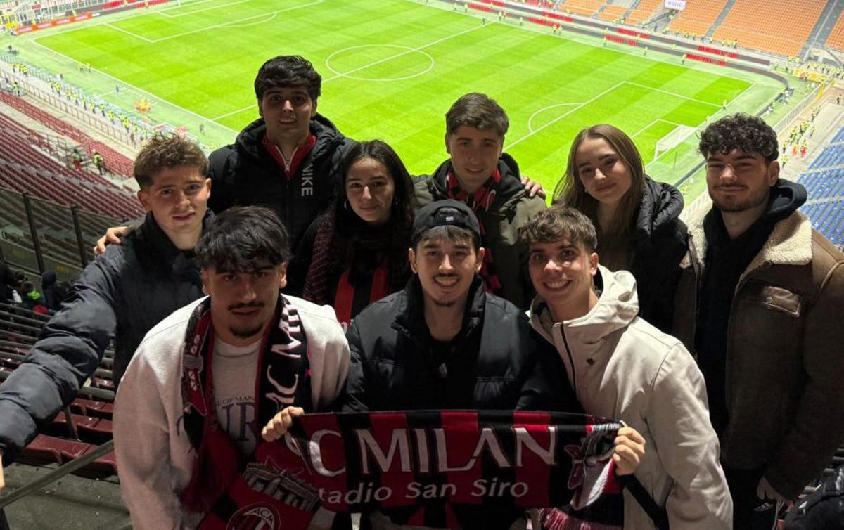 Dani Álvarez, en el centro, sosteniendo la bufanda del Milan.  | LNE