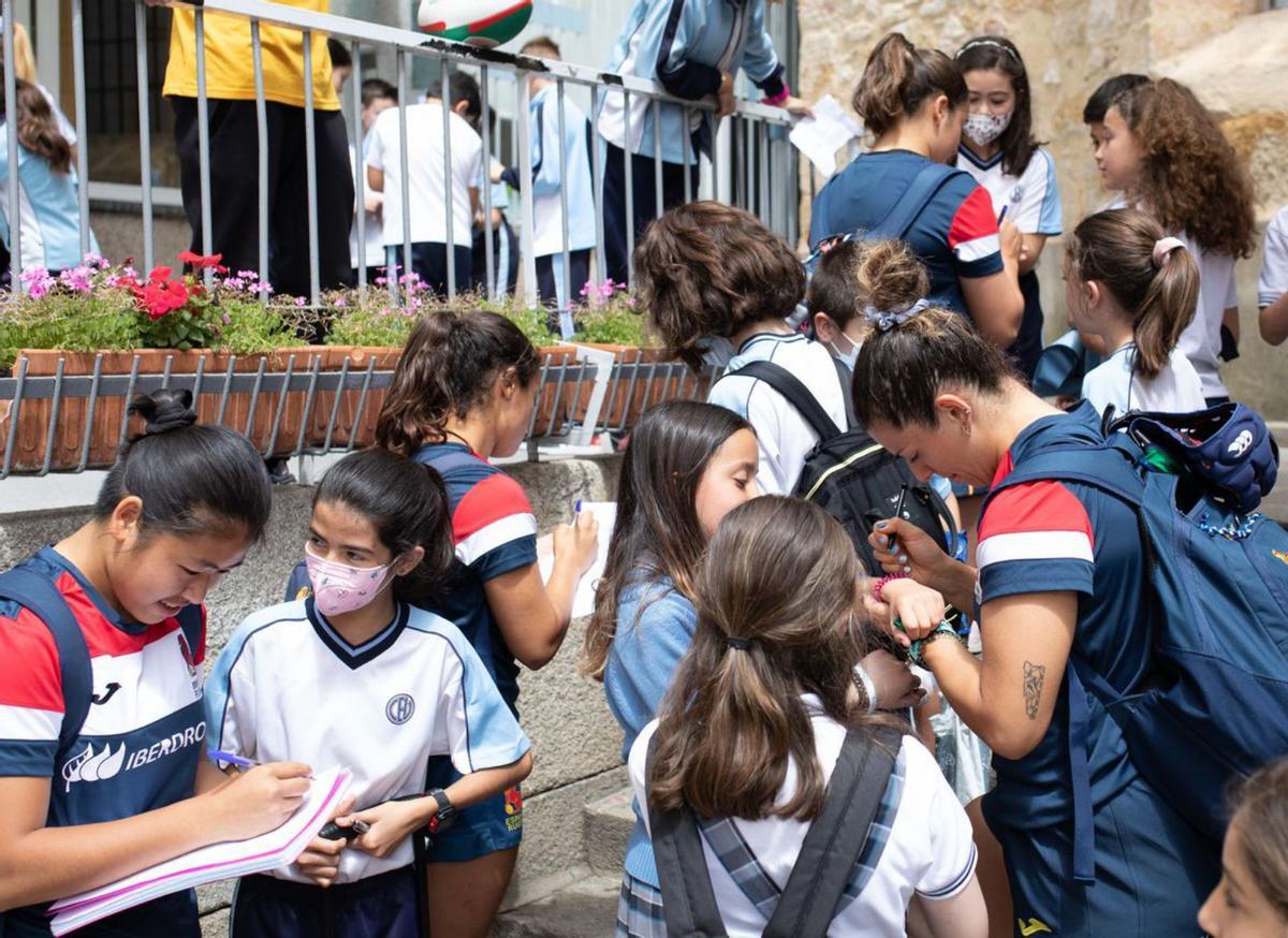 Las jugadoras de la selección española firman autógrafos a varias escolares. | Ana Burrieza