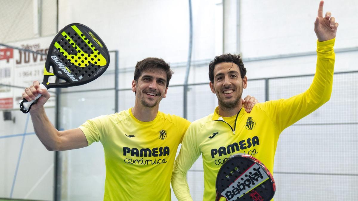 Dani Parejo (d), junto a Gerard Moreno (i) en el torneo de pádel que disfrutó la plantilla del Villarreal este martes.