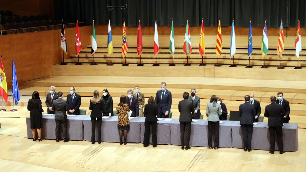 Nous jutges rebent els diplomes de mans del rei Felip VI i altres autoritats.