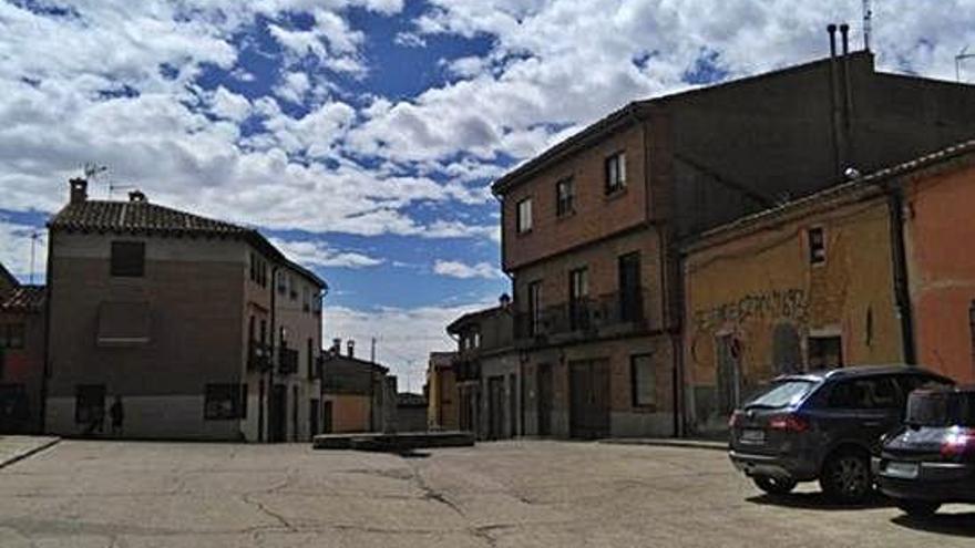 Plaza de La Merced en la que se conserva un zócalo y una columna en el lugar donde se hallaron los restos.