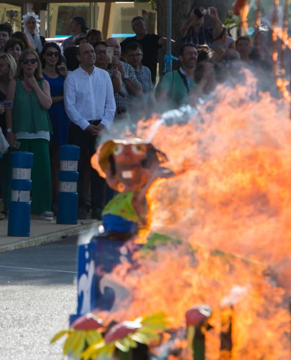 La Asociación de Paralíticos Cerebrales celebró su particular fiesta con su foguera 'En un lugar del cortijo'