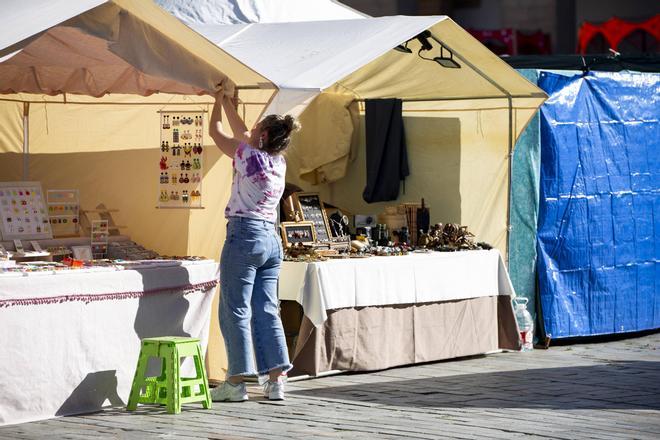 Galería | La plaza Mayor se prepara para el Mercado de la Primavera