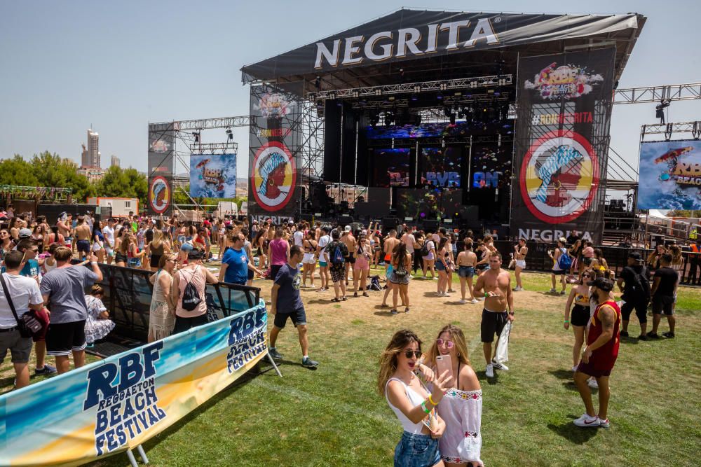 Miles de jóvenes asistieron al Reggeaton Beach Festival con Bad Bunny como cabeza de cartel