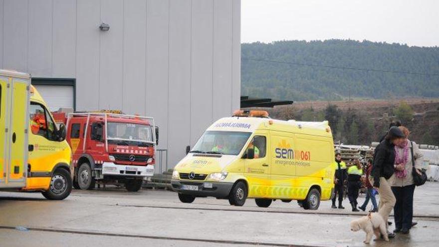 Unitats del SEM i dels Bombers desplaçades al punt de l&#039;accident laboral, que va tenir lloc ara fa set anys