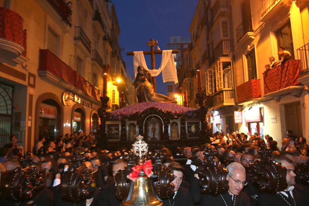 VIERNES SANTO. La Virgen de la Piedad en plena calle Carretería.