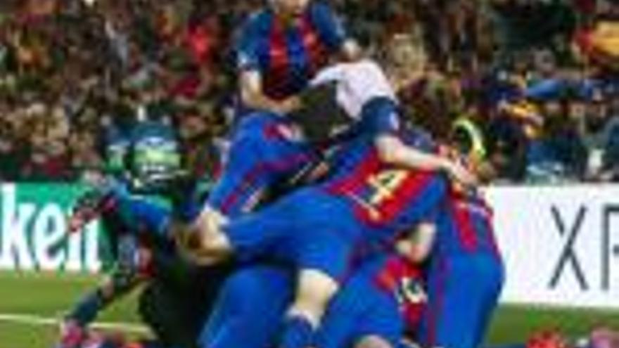 Els jugadors blaugrana celebrant la remuntada contra el PSG.