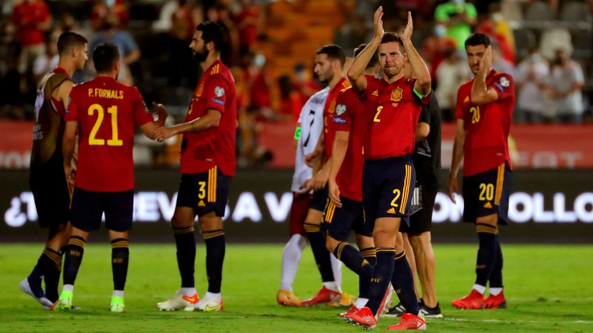 Los jugadores de la selección española de fútbol saludando a los aficionados