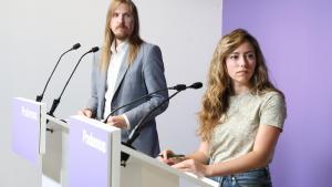 El portavoz de Podemos, Pablo Fernández, y la secretaria de Acción Institucional de Podemos, María Teresa Pérez.