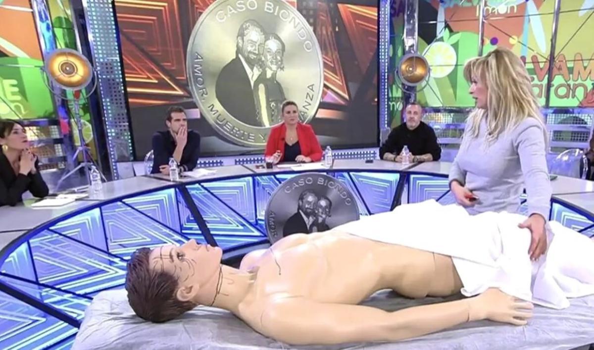 Simulacro de autopsia de Mario Biondo, en el plató de 'Sálvame'.