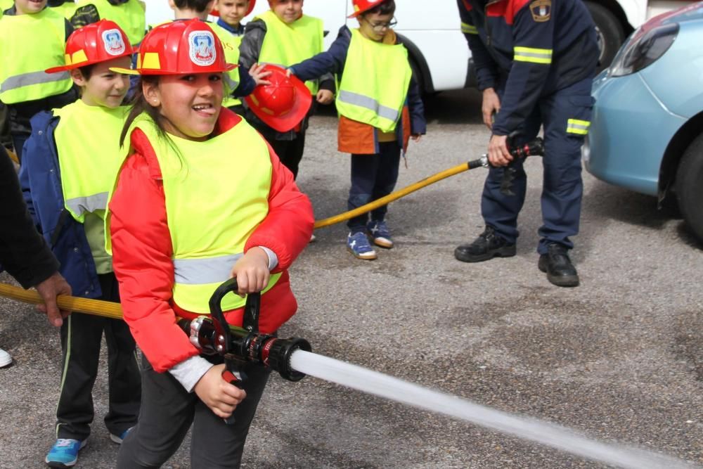 Visita del colegio Fozaneldi a los bomberos.