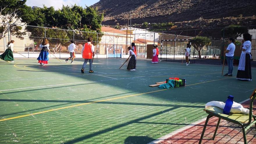 Los centros educativos gomeros acogen una serie de talleres artesanales para conmemorar el Día de Canarias