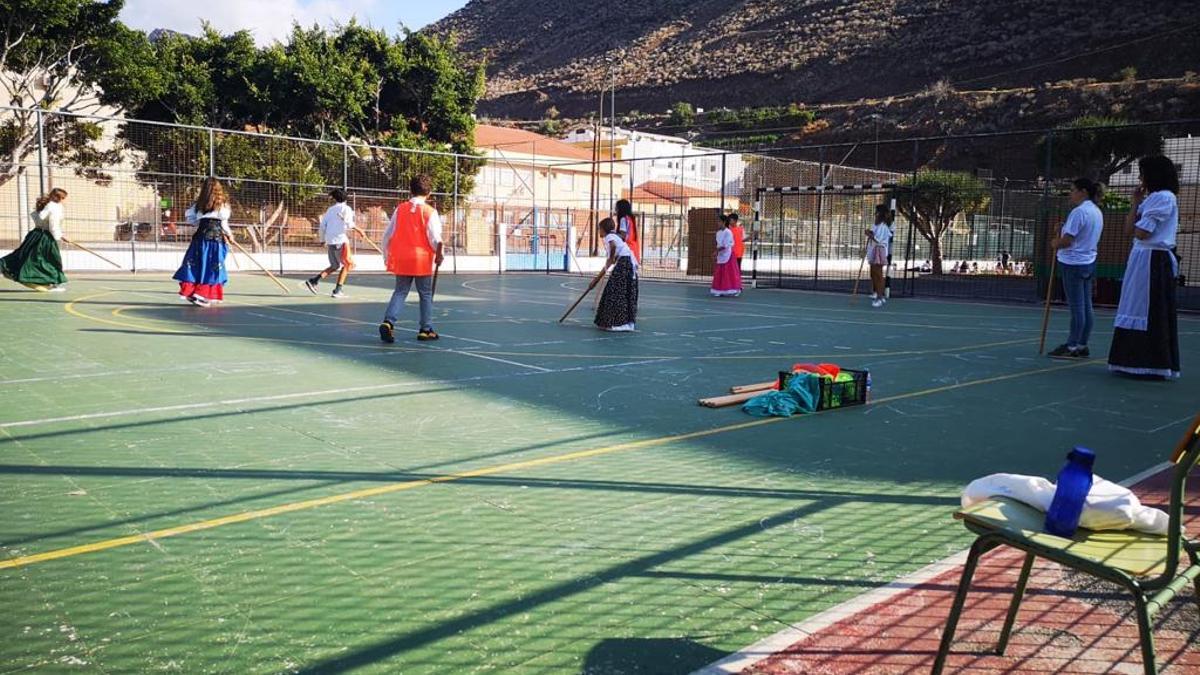 Escolares durante las actividades con motivo del Día de Canarias