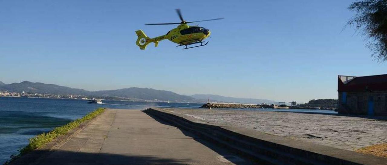 Un helicóptero del 061 se dispone a aterrizar en la explanada de Ojea para atender una emergencia. // Gonzalo Núñez