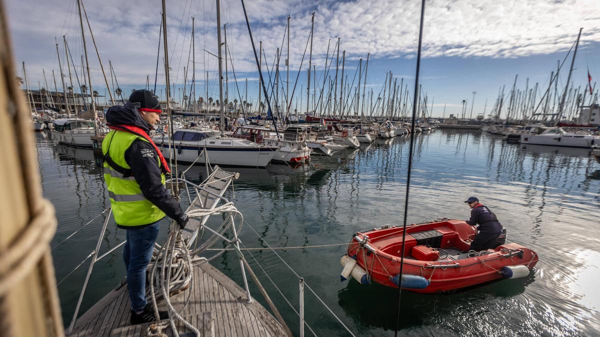 El sector náutico y las administraciones apuestan por la formación. En la imagen, primeros marineros de puerto formados por el Ayuntamiento de Barcelona.