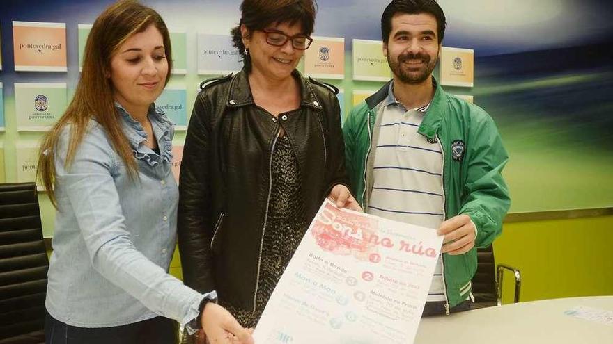 Ana Franqueira, Carme da Silva y Rafael Agulló, ayer, en la presentación de &quot;Sons na rúa&quot;. // Rafa Vázquez