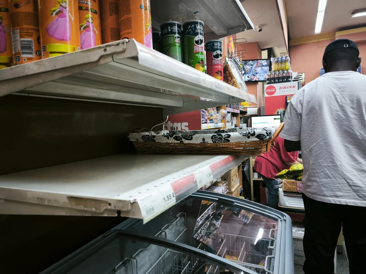 Desabastecimiento de pan en algunos supermercados de la capital malagueña.