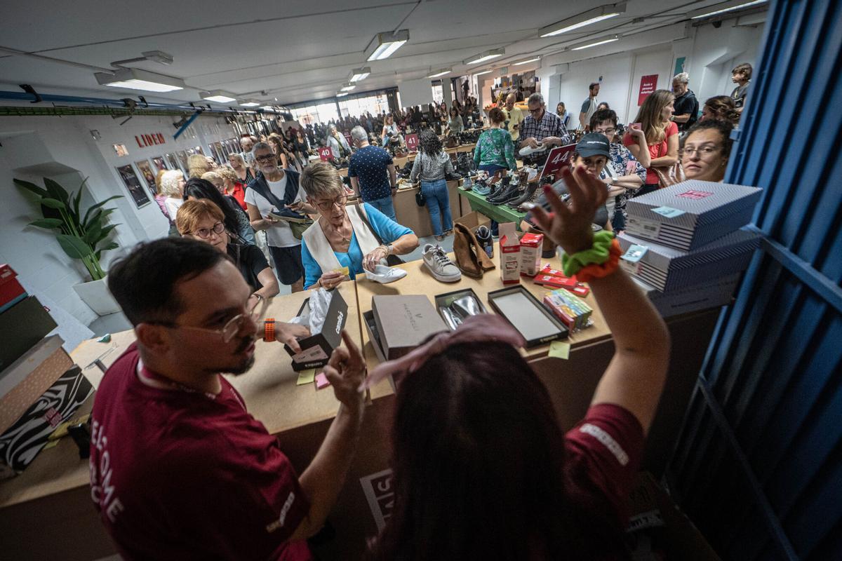 Ambiente en el outlet efímero de la cadena de zapaterías Casas, que ofrece descuentos en marcas como Converse, Aro o Camper, en Barcelona, el 22 de octubre de 2025.