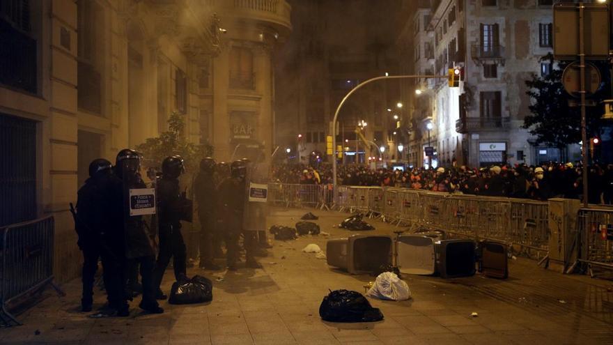 Manifestants llancen mobiliari urbà als Mossos d&#039;Esquadra, a Barcelona, en una nova manifestació per la llibertat de Pablo Hasél