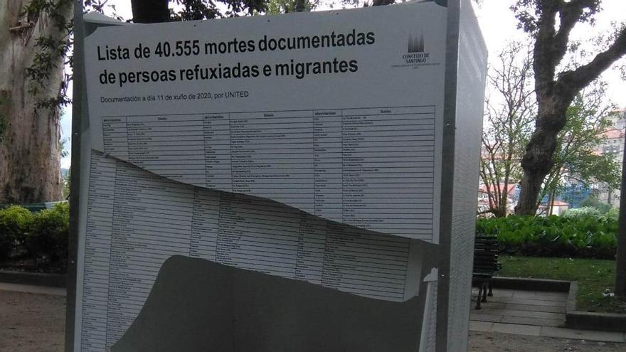 Destrozos en una exposición en Santiago en memoria de refugiados y migrantes