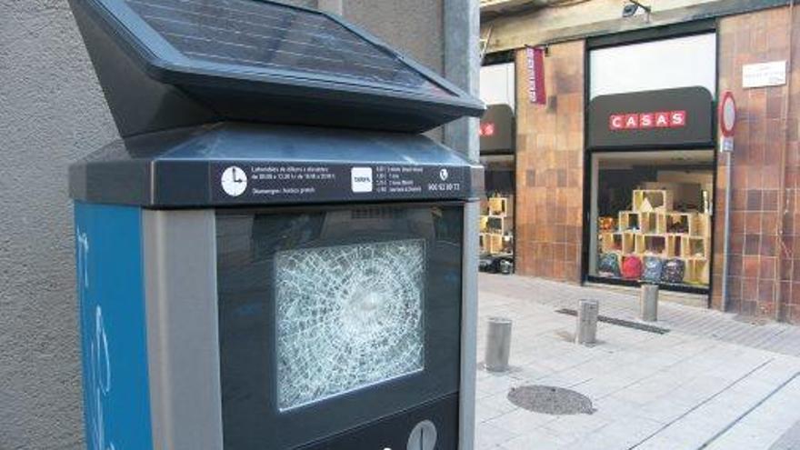 Un dels parquímetres amb la pantalla trencada, al carrer de Jaume I