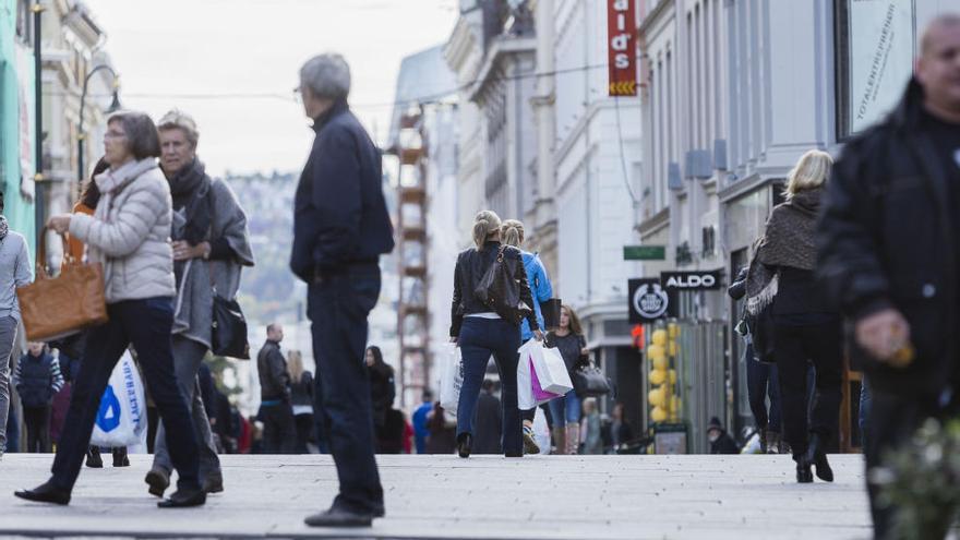 Varios peatones en el centro de Oslo.