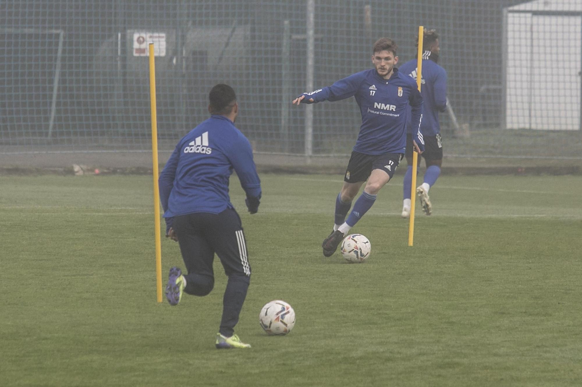 El entrenamiento del Oviedo en mitad de la niebla