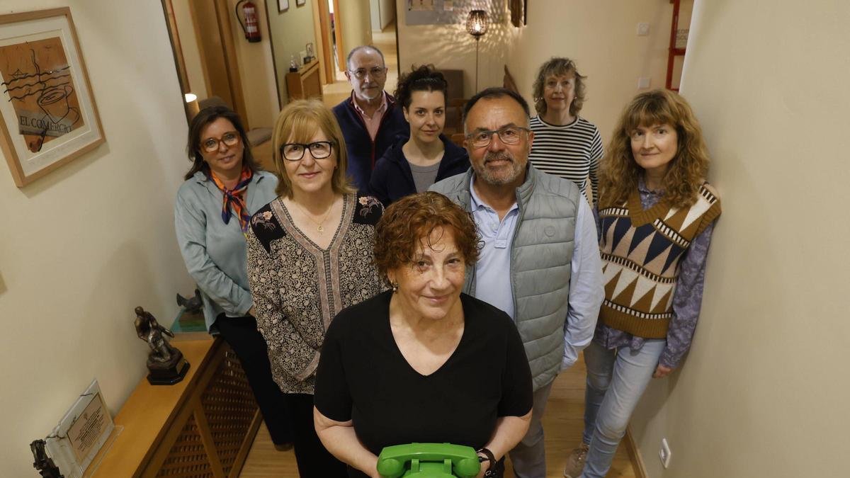 Así es el trabajo de los voluntarios del Teléfono de la Esperanza de Oviedo