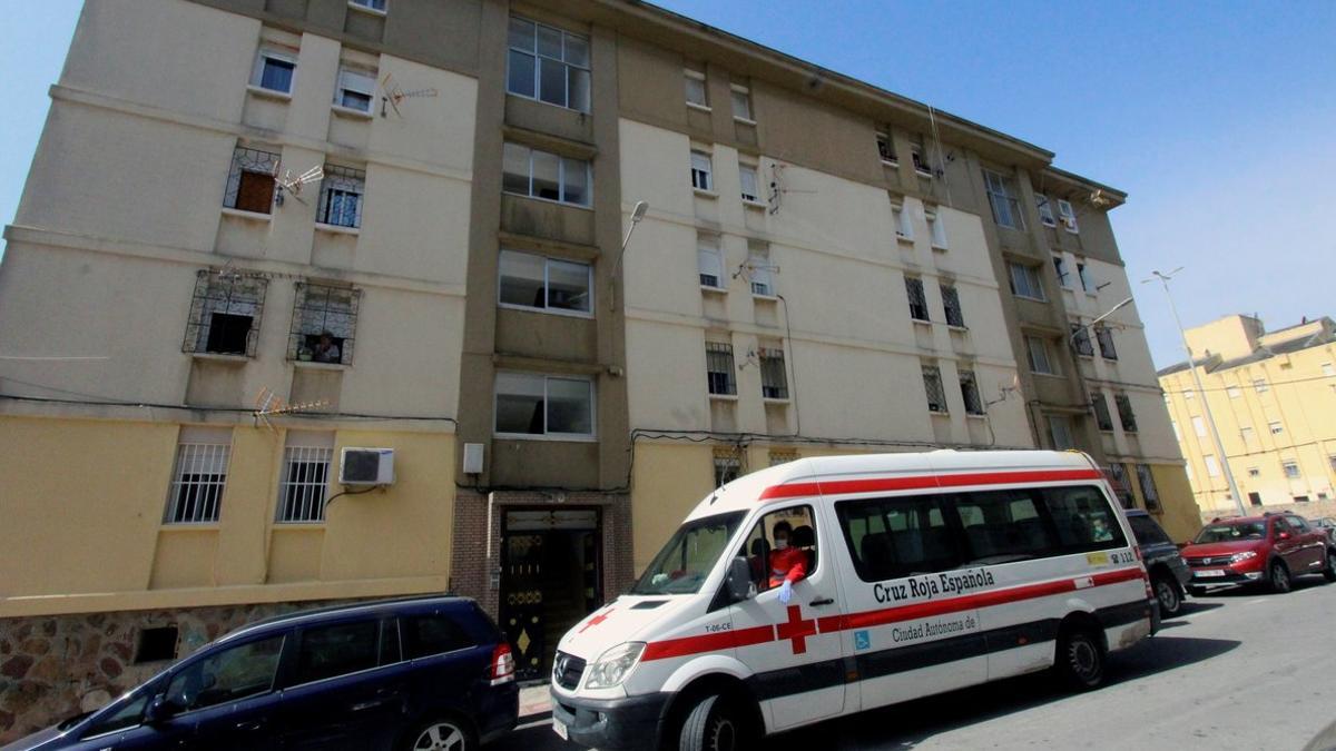 Un bloque de viviendas en Ceuta donde se han detectado varios casos positivos de covid-19.