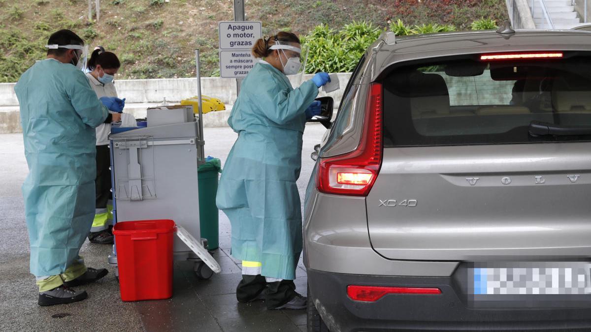 Una sanitaria realiza una PCR en el Covid Auto del hospital Álvaro Cunqueiro. // José Lores