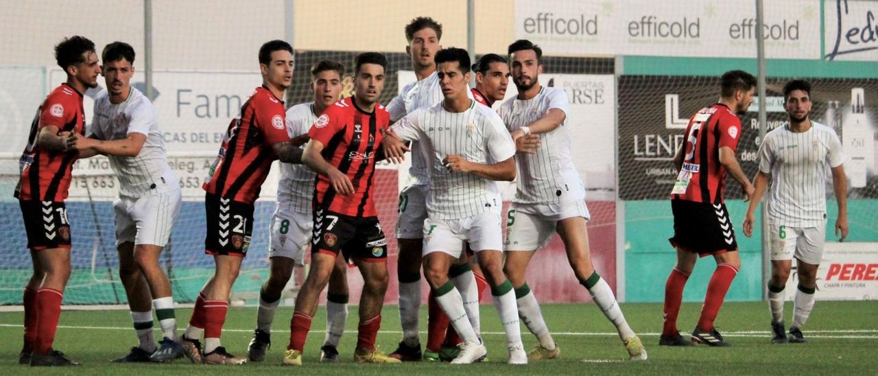 Lance del primer choque entre el Salerm Puente Genil y el Córdoba CF B en el Polinario.