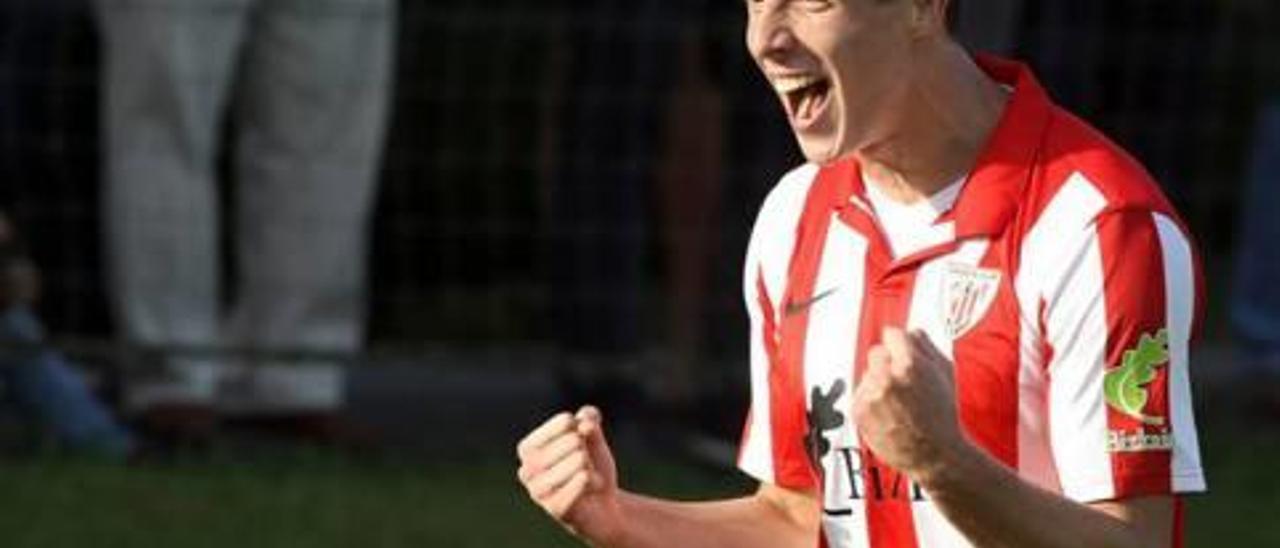 Guillermo Fernández celebra un gol durante un partido amistoso con el Athletic de Bilbao.