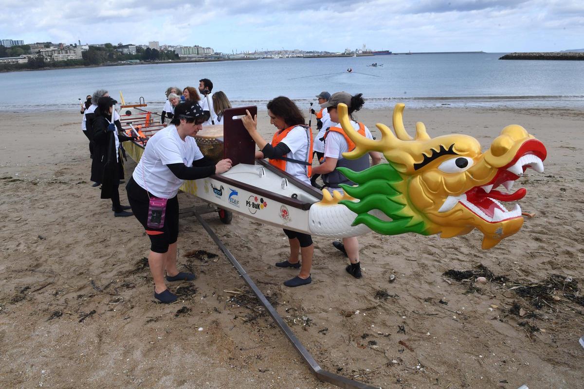 Integrantes de Bolboretas, durante una jornada de remo en la playa de Santa Cristina, en Perillo (Oleiros).