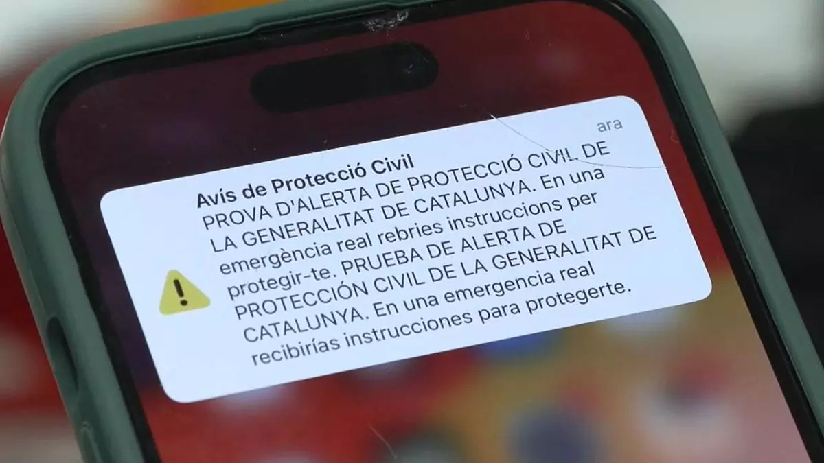 Protección Civil hace una prueba de envío de alerta a móvil en Barcelona y su área