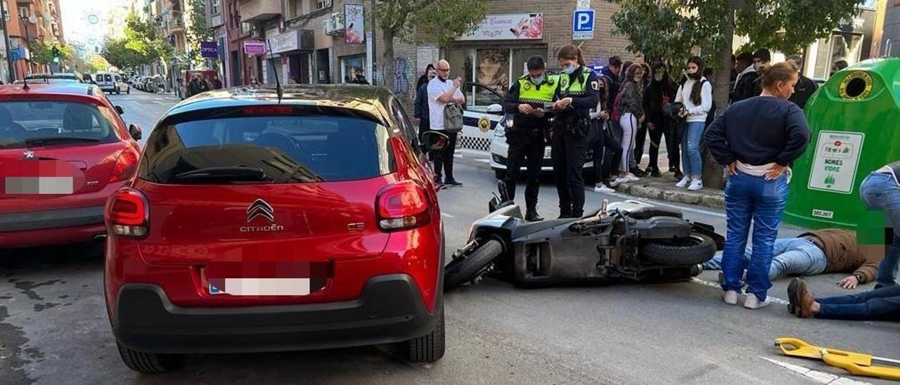 Imagen del accidente ocurrido en Alicante, con los heridos tendidos en la calzada.
