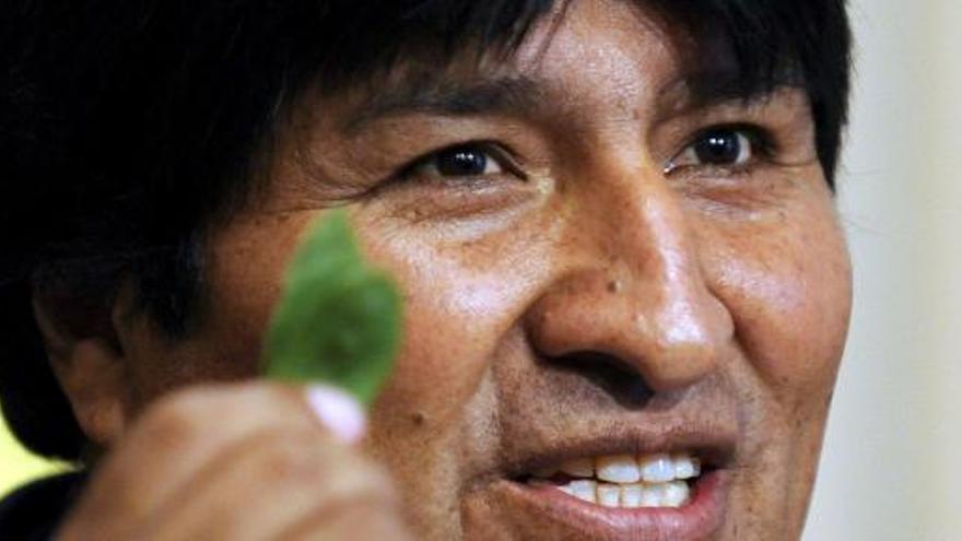 Evo Morales muestra una hoja de coca.