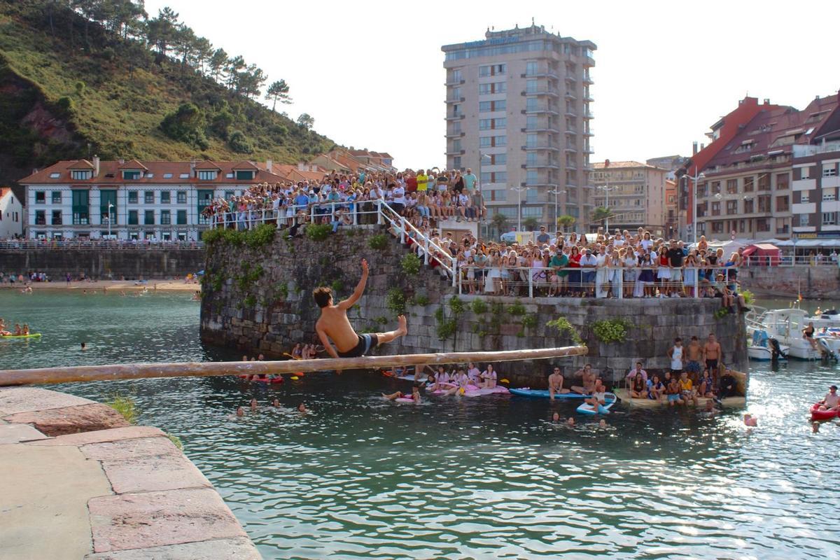 Cucaña y las coses que floten, en Candás Cucaña y las coses que floten, en Candás
