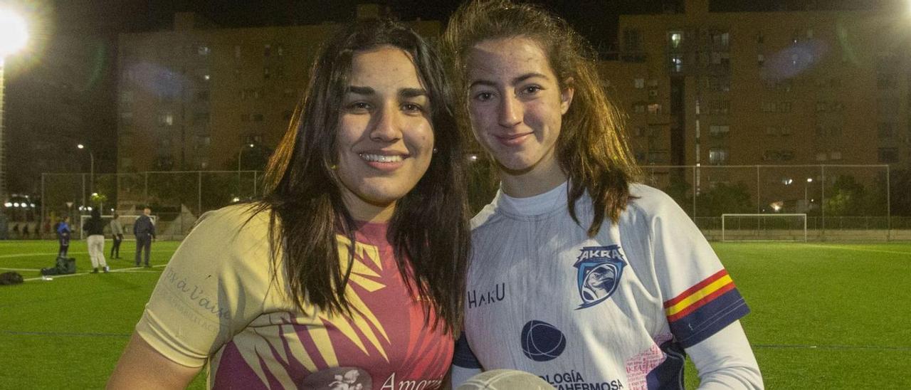 Valentina Pérez y Claudia Cano posan con las camisetas de sus equipos en las instalaciones del Samaranch.