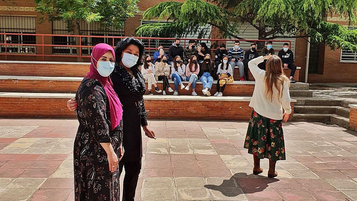 Malika Jida, mediadora de la comunidad árabe, y Khadija Belkhadir, concejala del Ayuntamiento de Alpartir. | SERVICIO ESPECIAL Malika Jida, mediadora de la comunidad árabe, y Khadija Belkhadir, concejala del Ayuntamiento de Alpartir. | SERVICIO ESPECIAL