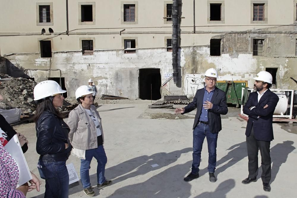 Visita de la alcaldesa de Gijón y los portavoces municipales a las obras de Tabacalera