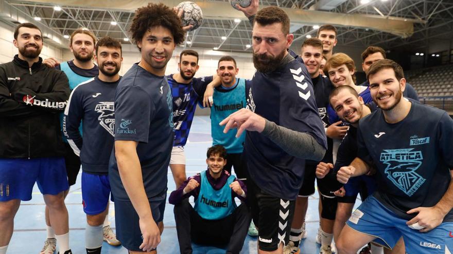 Los jugadores del Atlética Avilesina, antes del entrenamiento de ayer. | Mara Villamuza