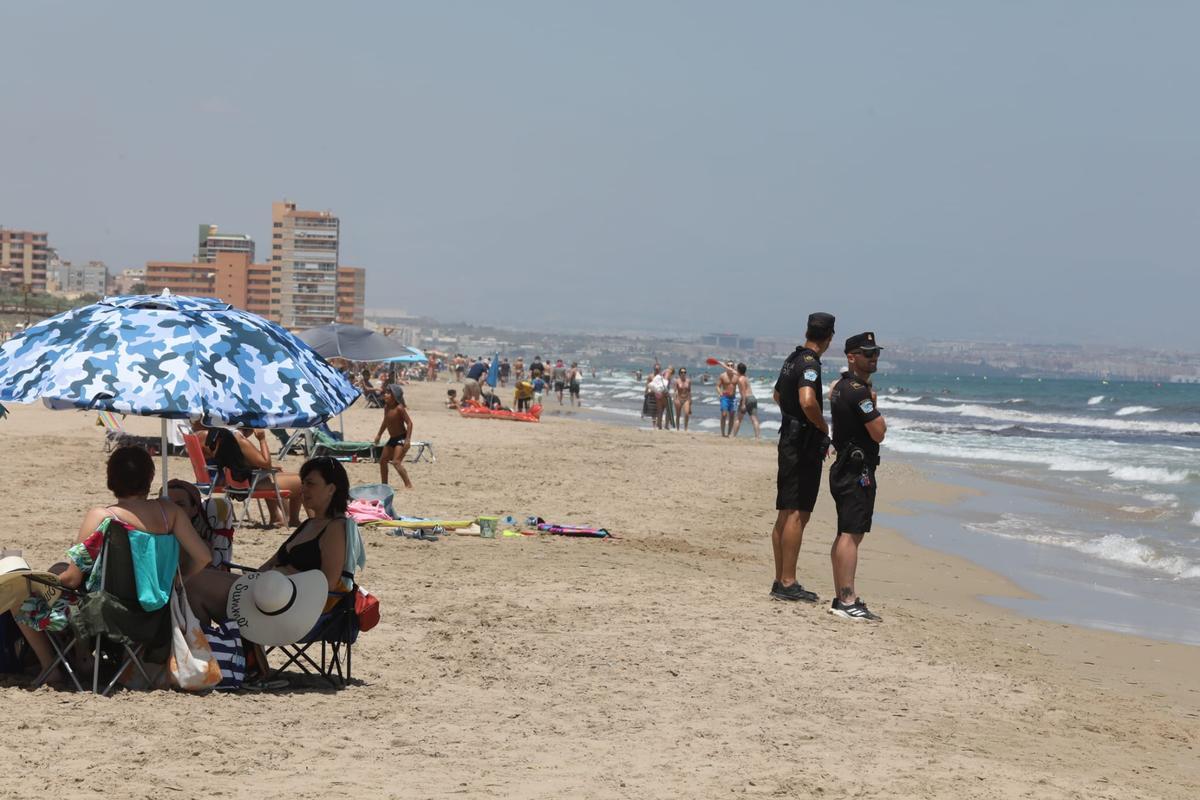 Policías locales, en la playa de Arenales del Sol durante el pasado verano en un día con fuerte oleaje
