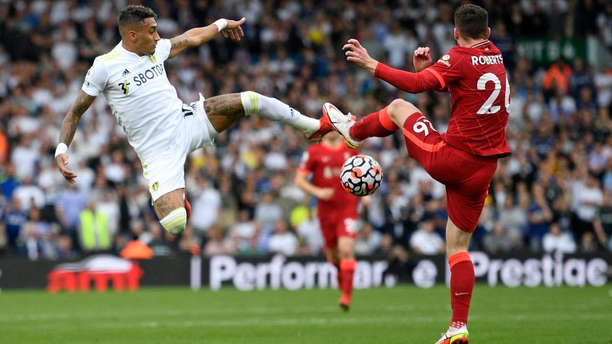 Raphinha enfrentándose al Liverpool