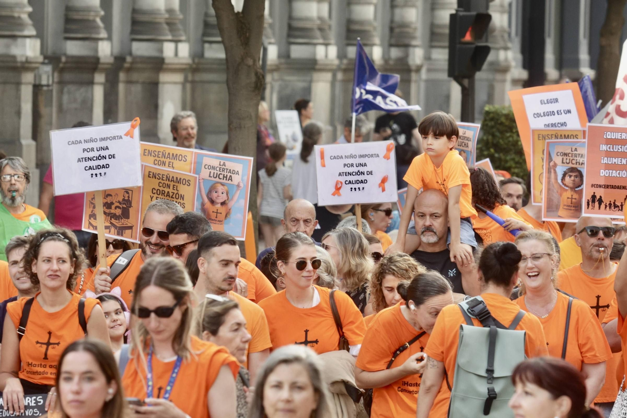 EN IMÁGENES | La marea naranja de profesores inunda Oviedo: manifestación de la escuela concertada