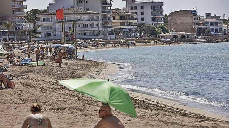 Bandera roja en la playa de Ciutat JardÃ­ en agosto del aÃ±o pasado por un vertido de aguas fecales.