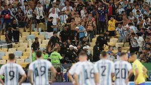 Los jugadores argentinos mirando lo que pasaba en la grada
